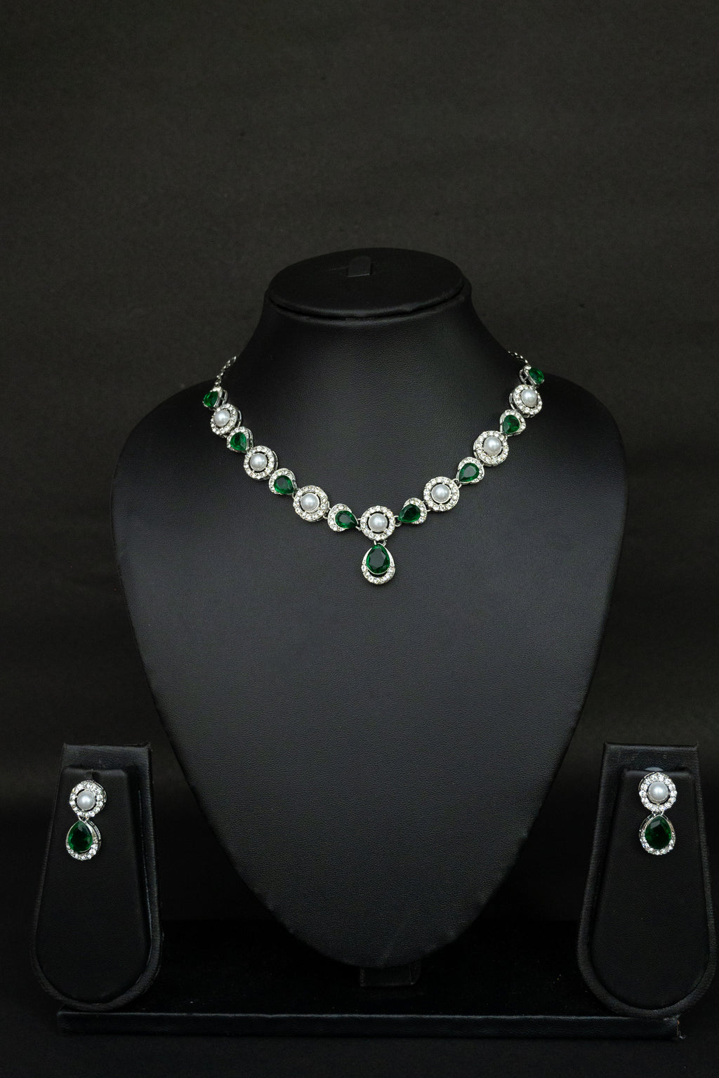Timeless Charm Emerald & Pearl Necklace Set