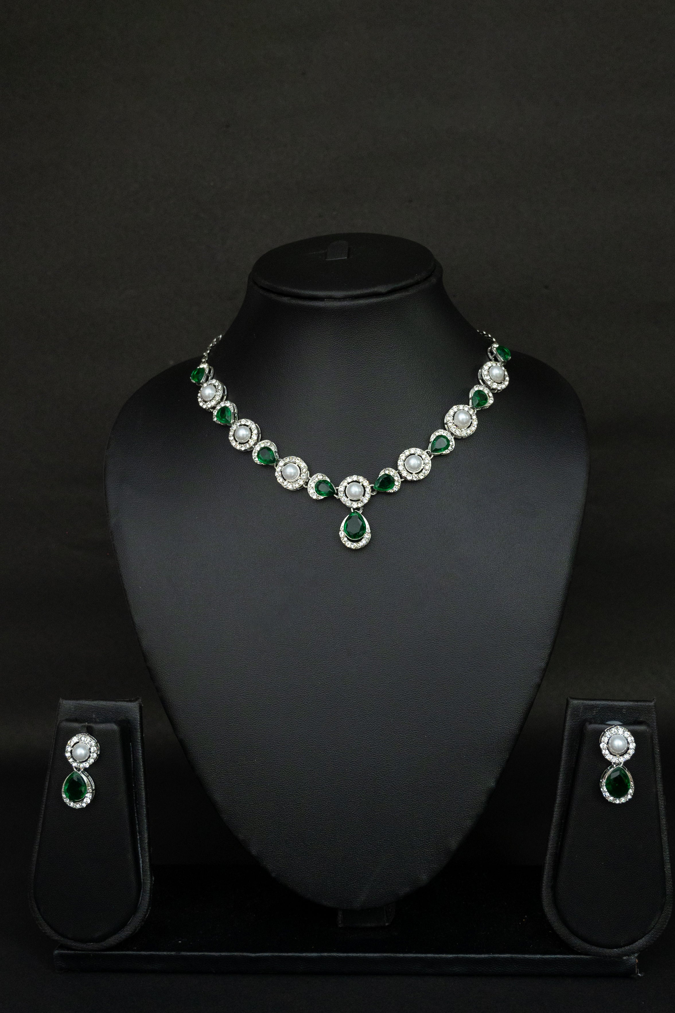 Timeless Charm Emerald & Pearl Necklace Set