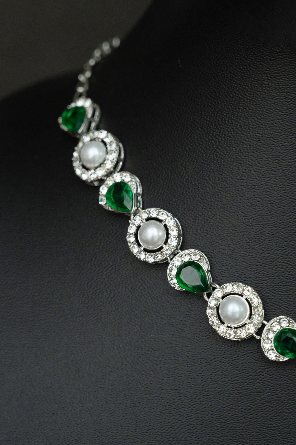 Timeless Charm Emerald & Pearl Necklace Set