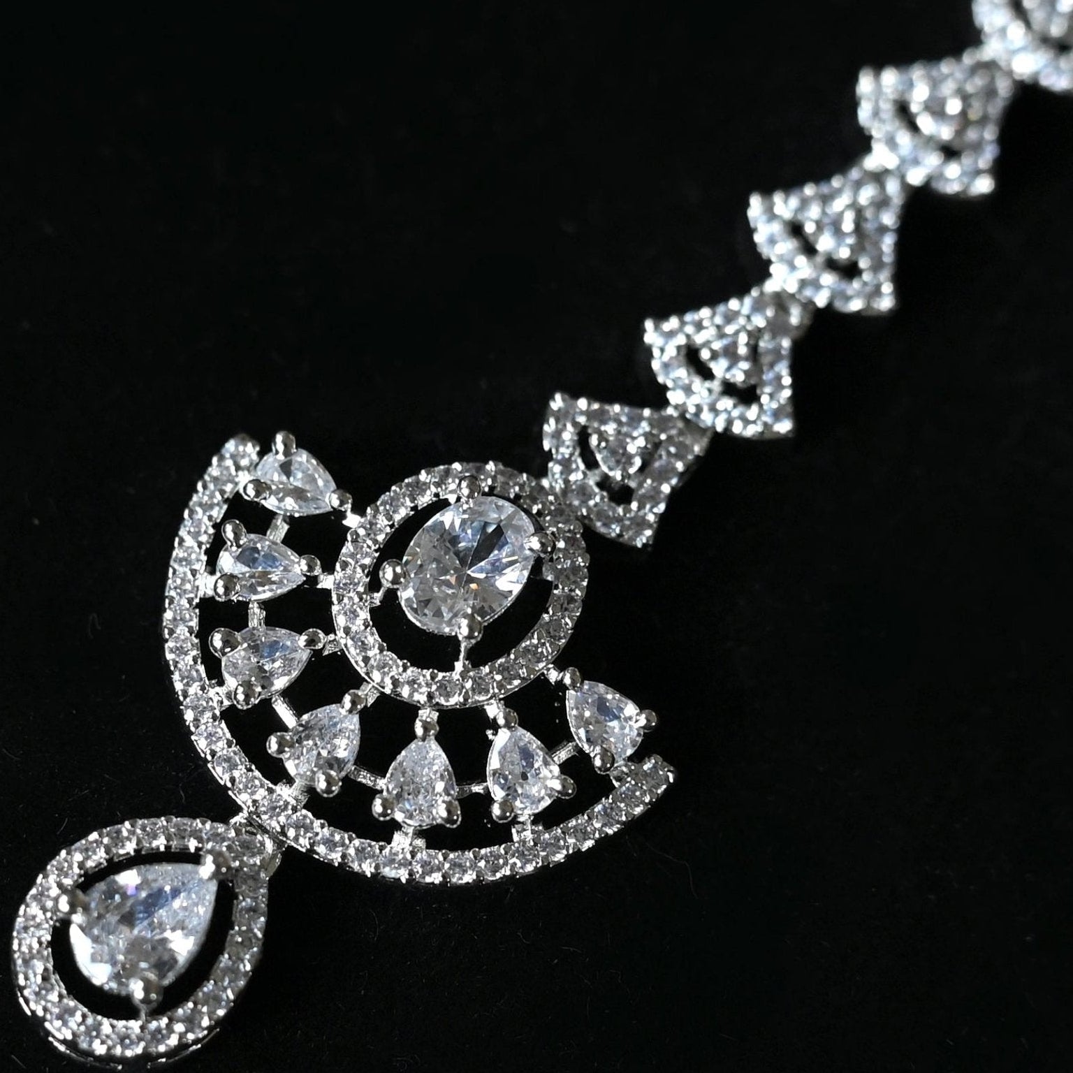 Majestic Dew Drop Tikka - Suramya