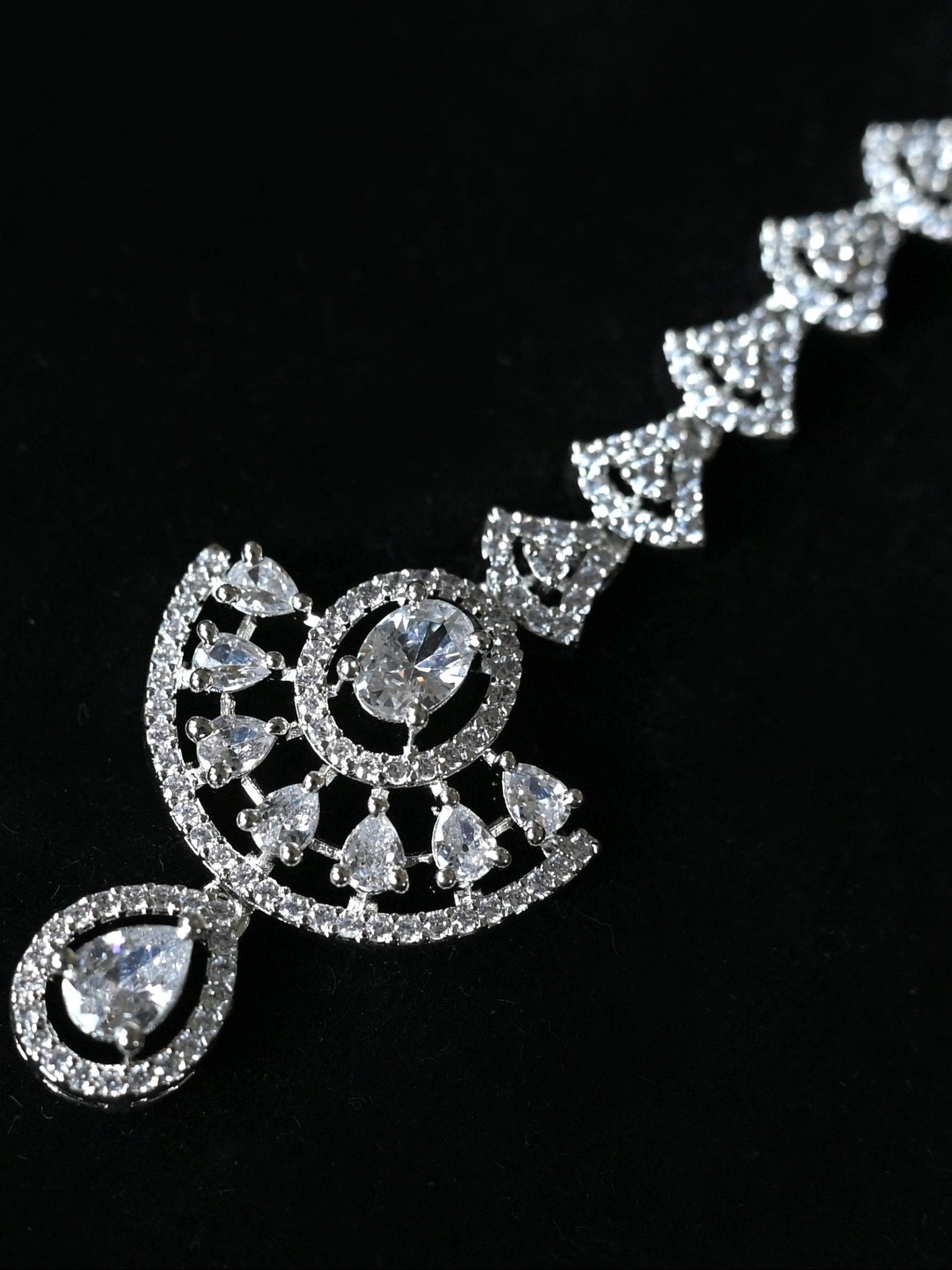 Majestic Dew Drop Tikka - Suramya