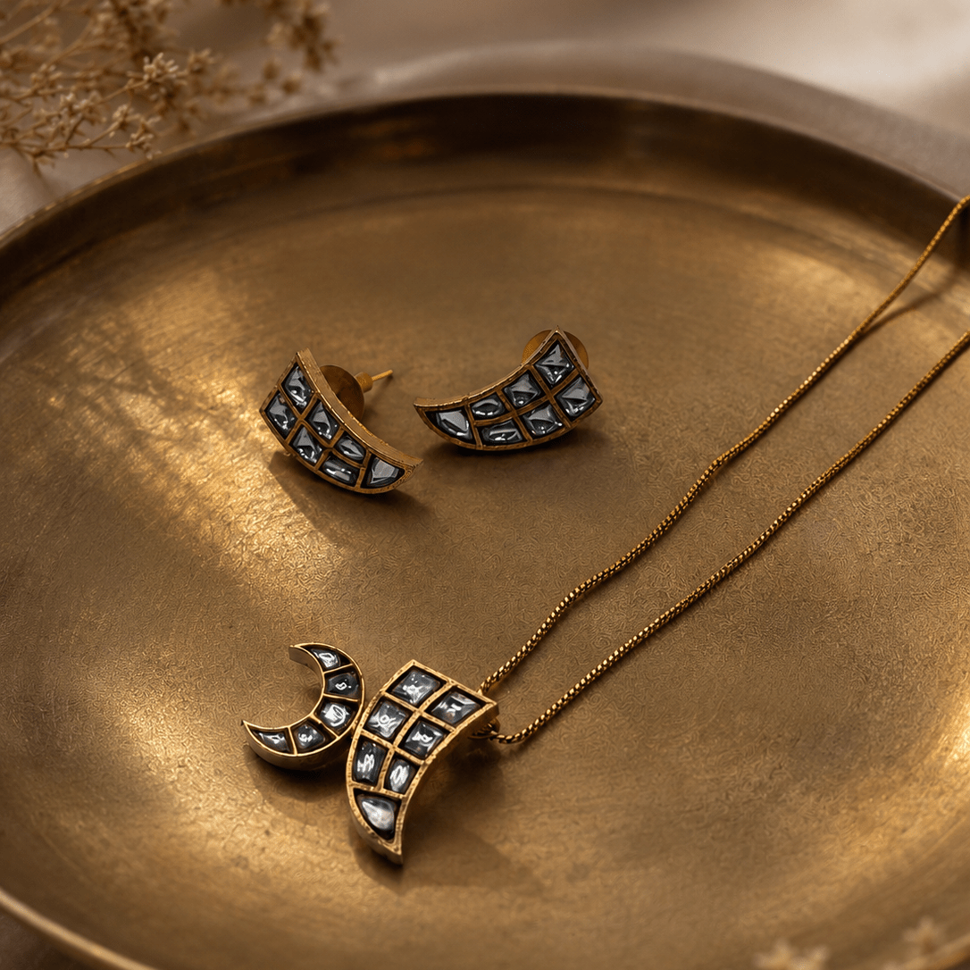 Moonlit Dagger Kundan Pendant Set - Suramya Designs