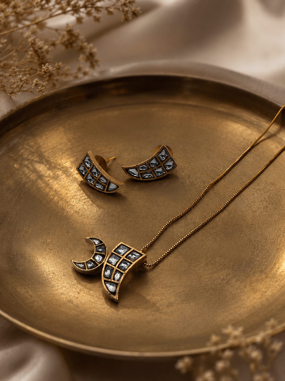 Moonlit Dagger Kundan Pendant Set - Suramya Designs