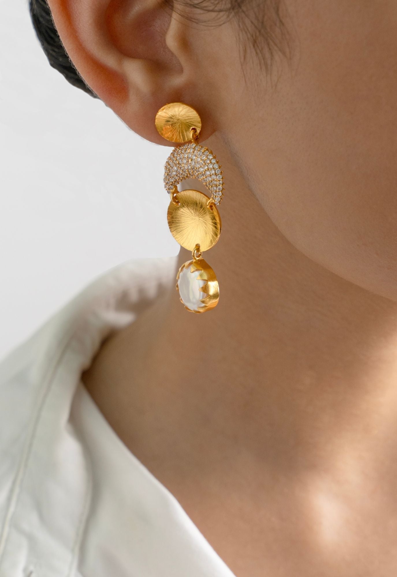 Pearl gold earrings - Suramya